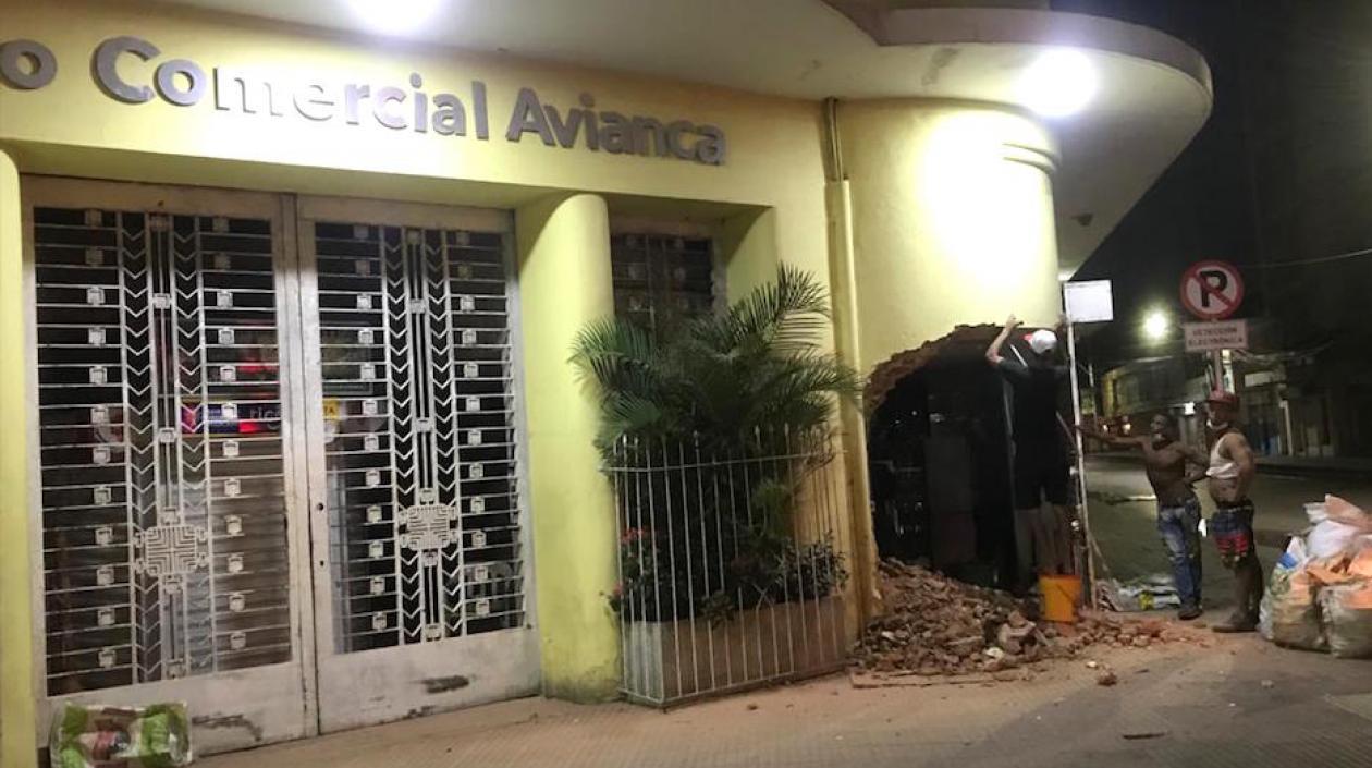 Destrucción de la esquina del edificio Avianca en el Paseo Bolívar.