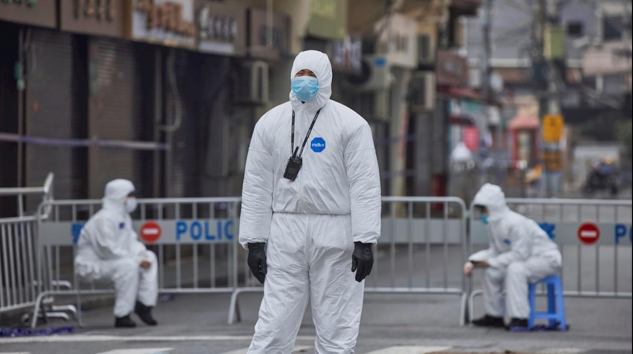 Entrada de guardia personal de seguridad a las comunidades residenciales que rodean el Hospital Renji en Shanghai.