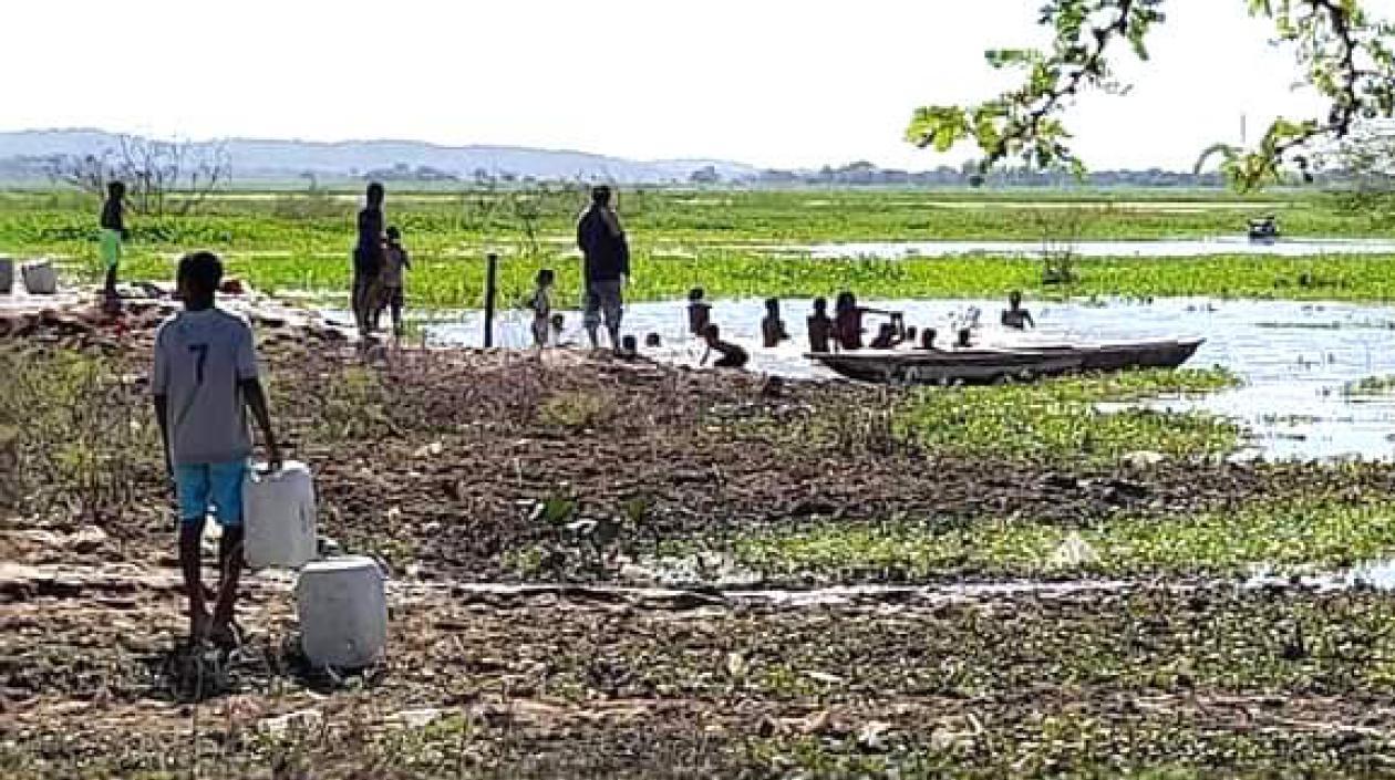 Habitantes abasteciéndose en la ciénaga.