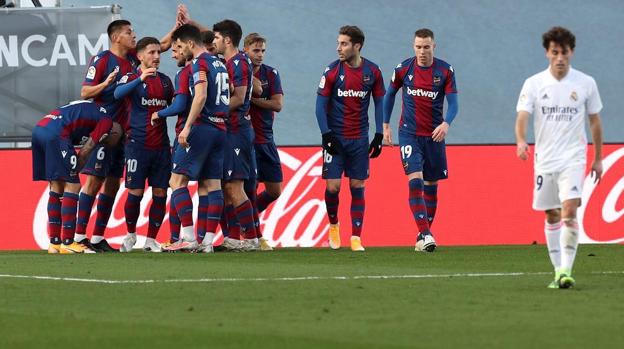 Roger Martí celebra el gol del triunfo con sus compañeros. 
