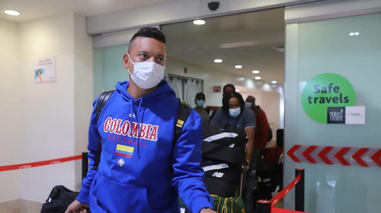 Ronald Ramírez, lanzador de Caimanes, a su arribo a Mazatlán.  