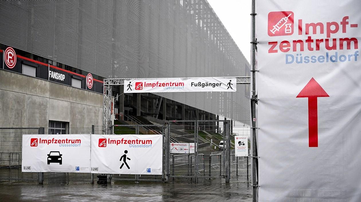 Vista exterior de la zona de facturación desierta del Arena Vaccination Center en Duesseldorf.