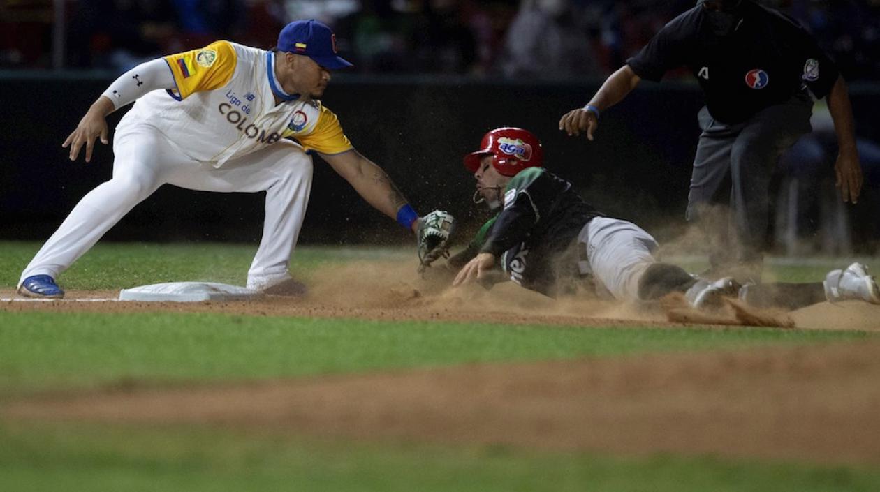 Jordan Díaz pone en out a José Guadaluoe Chaves.