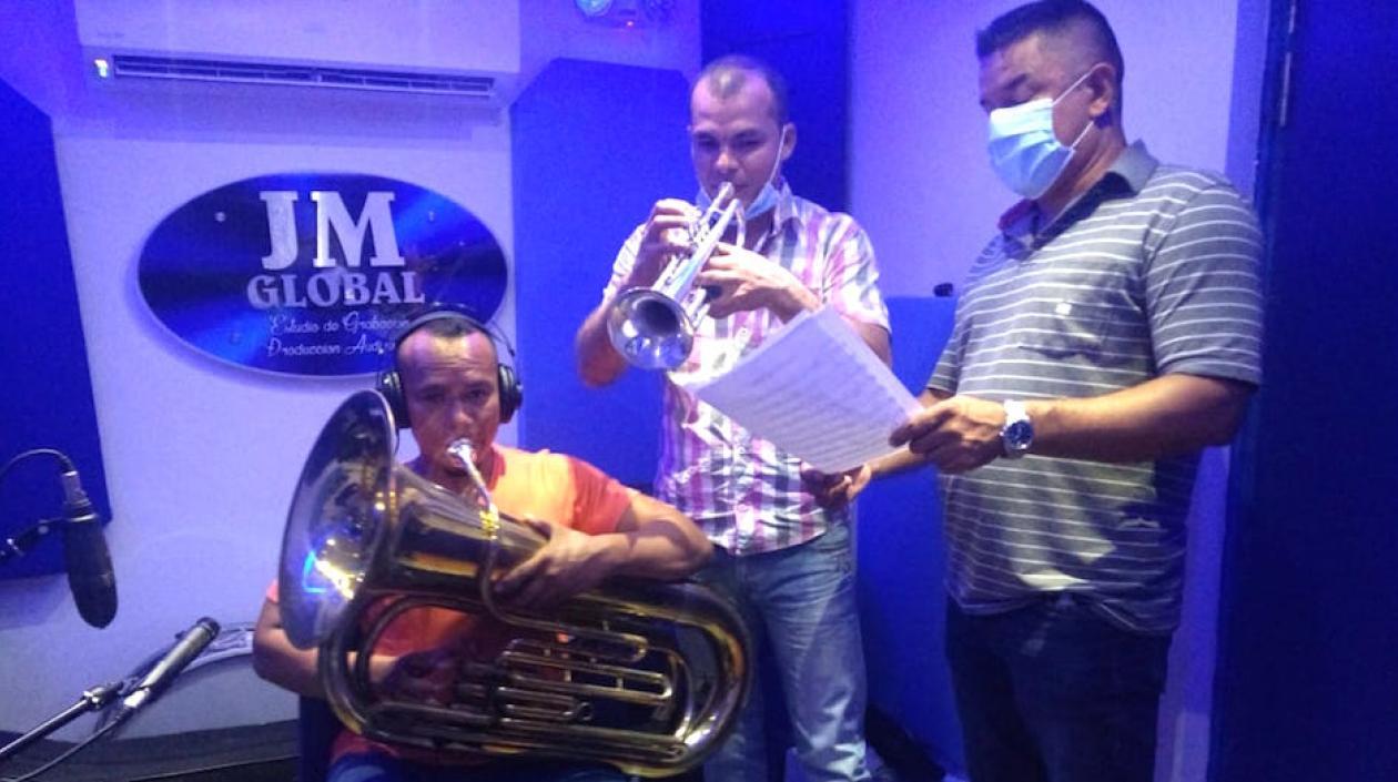 Los músicos en plena grabación.