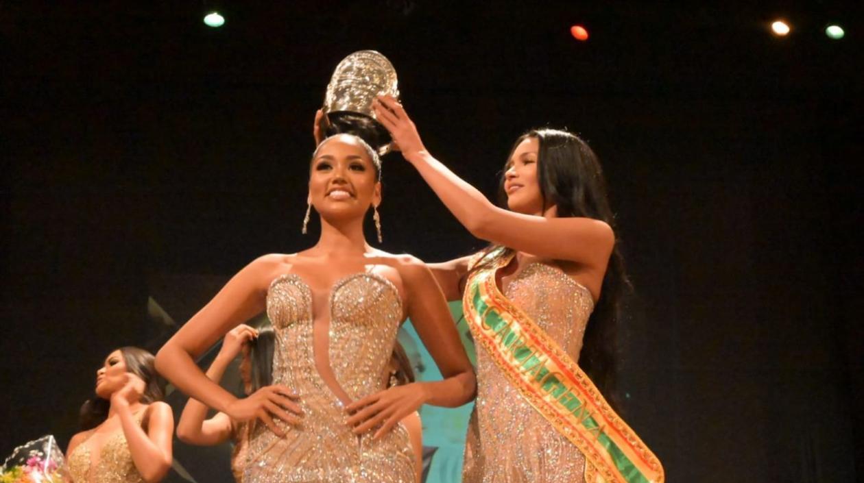 Roysis González, Señorita Cartagena, recibe la corona de su antecesora  Andrea Carolina Martínez, señorita Cartagena 2019-2021.