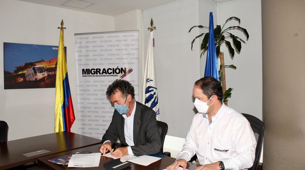  Jozef Merkx, representante de Acnur en Colombia, y Juan Francisco Espinosa, director General de Migración Colombia.