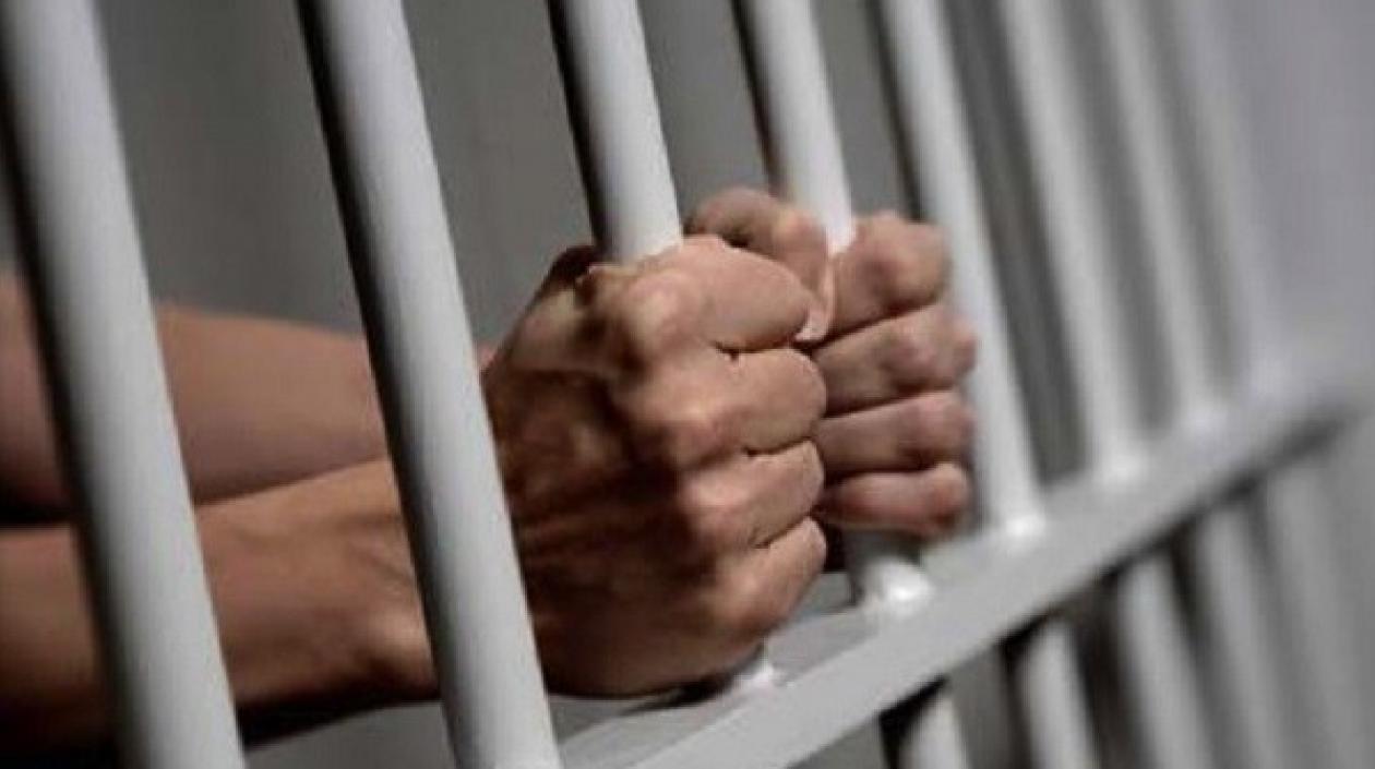 El hombre  es buscado para que cumpla la condena. 