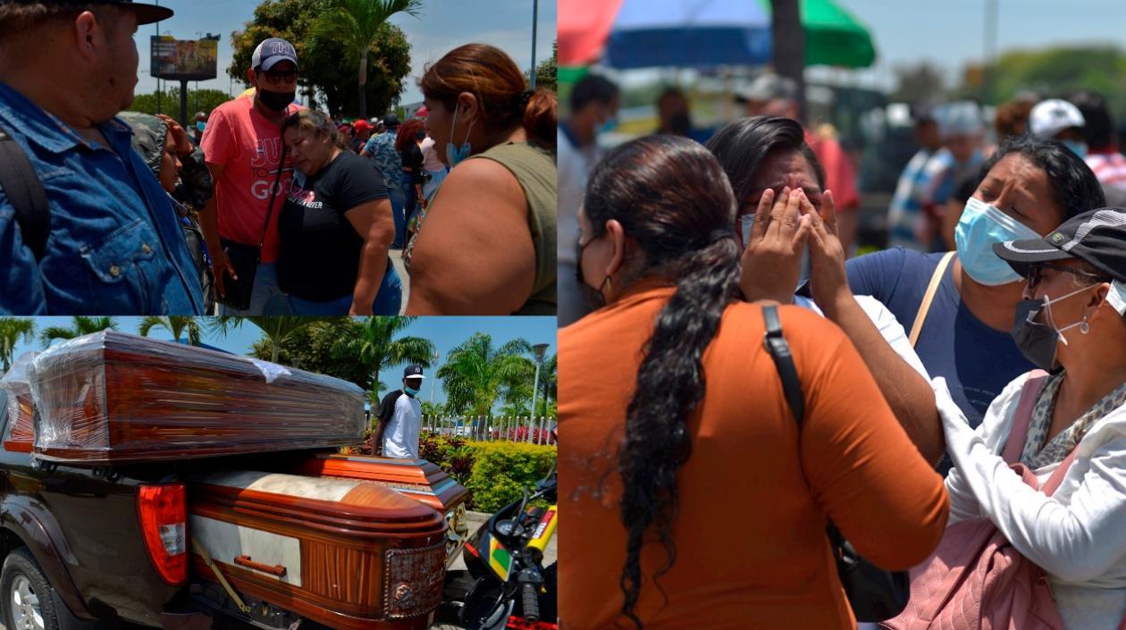 Familiares de reos esperan hoy con féretros en las afueras de la morgue.