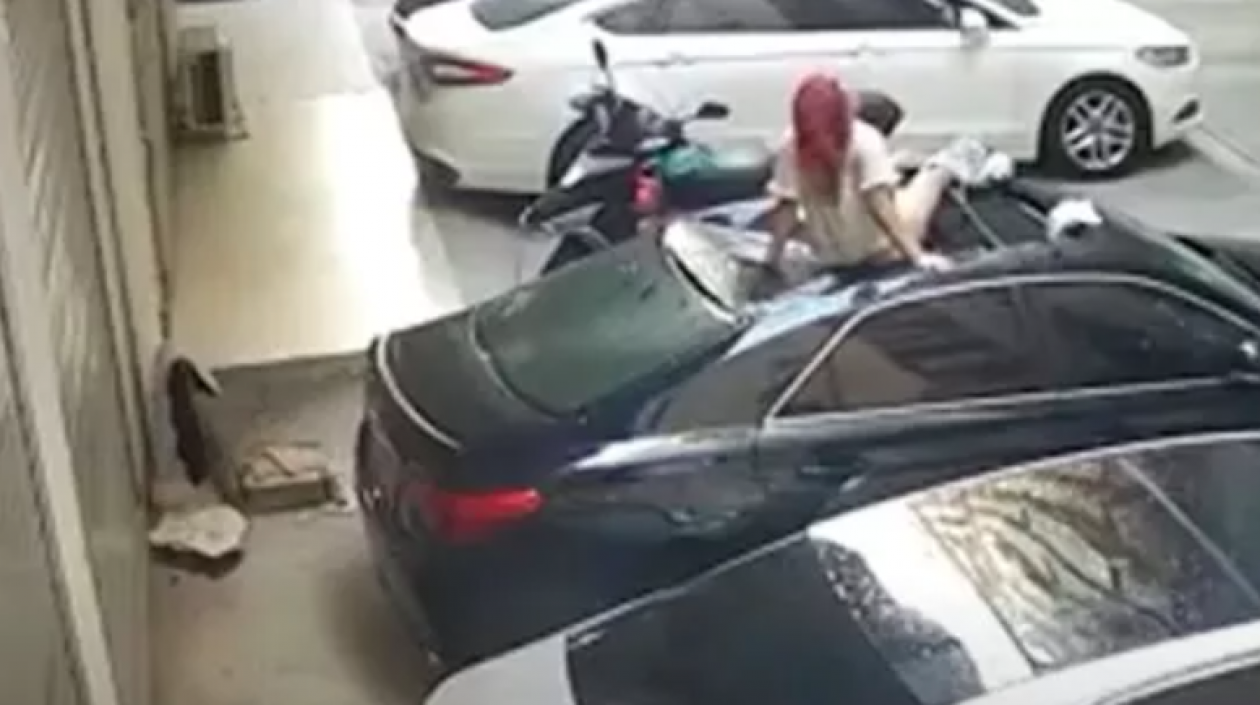 Así quedó la mujer tras caer del balcón.