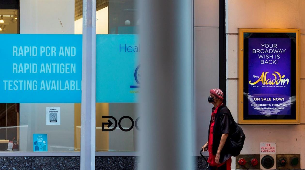 Una persona camina cerca de un cartel del musical Aladdin en Nueva York (EE.UU.).  
