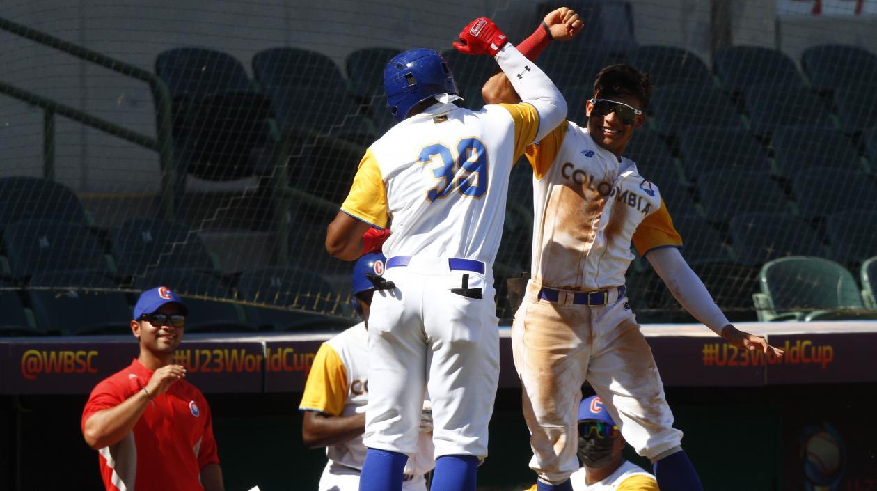 Andrés Angulo celebra tras su primer cuadrangular. 
