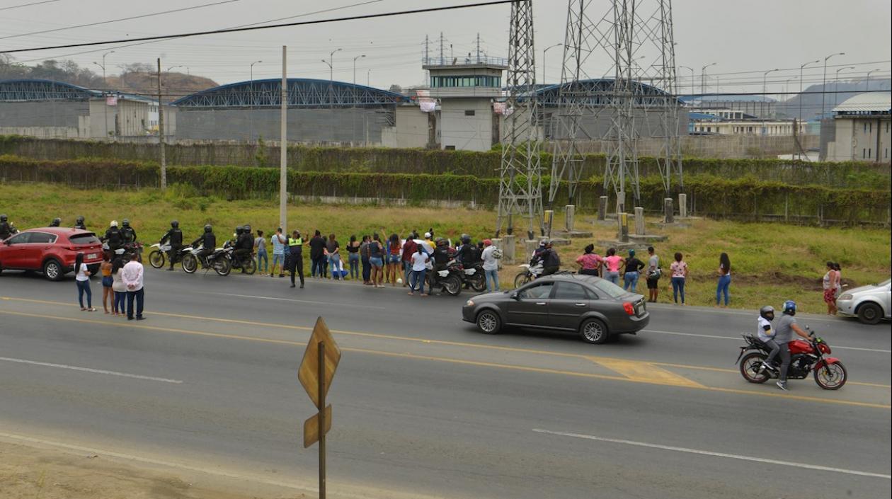 Familiares afuera de la cárcel intervenida este sábado en Ecuador.