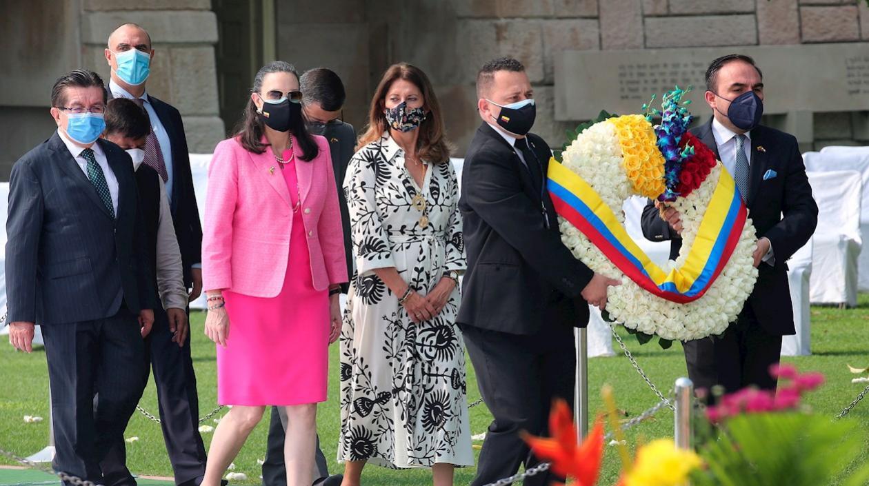 Ofrenda floral de Colombia en el  Día Internacional de la No Violencia en la India.