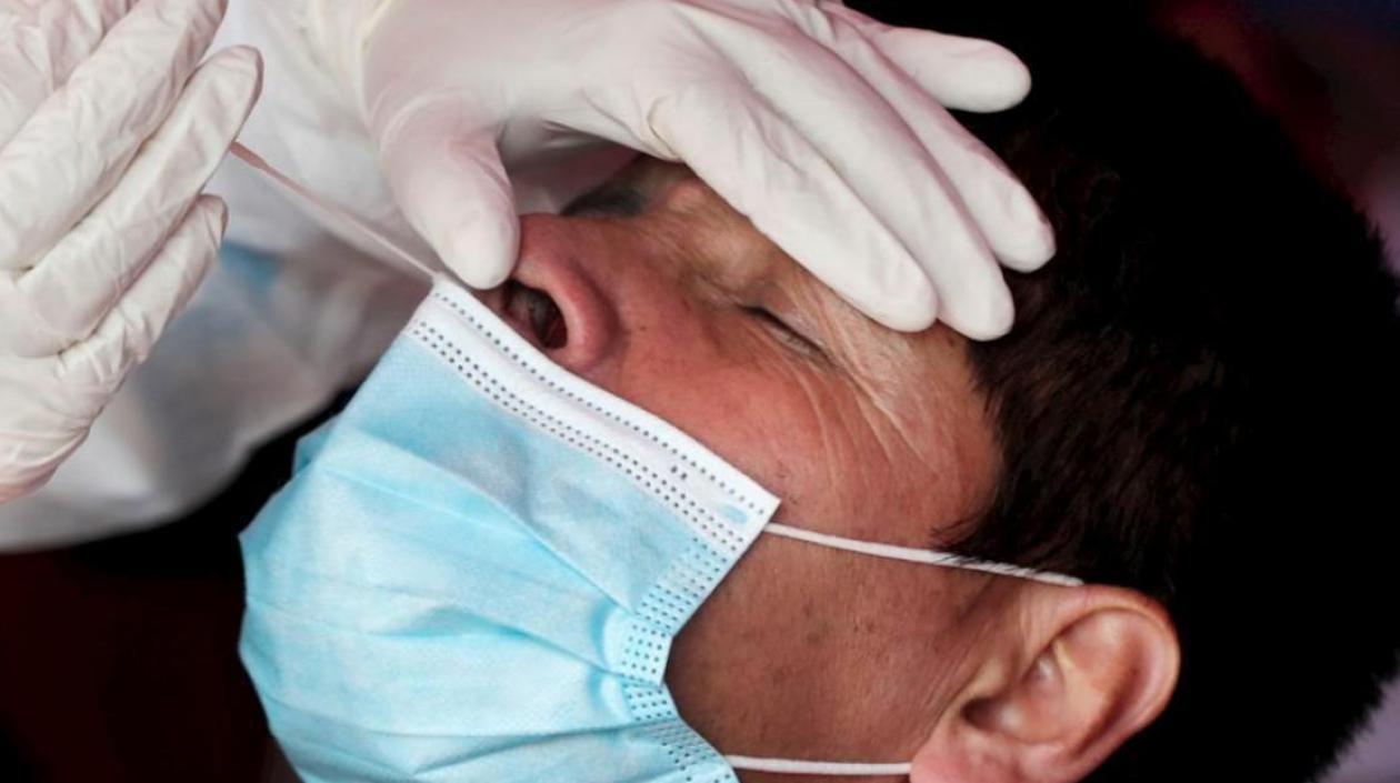 Un hombre se realiza un prueba contra el Covid-19,