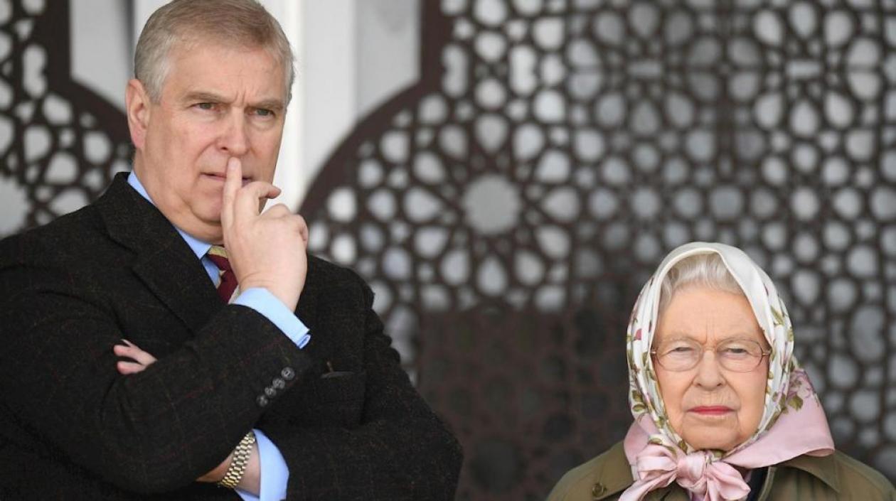 La reina Isabel II de Inglaterra, junto a su hijo, el príncipe Andrés en una imagen de archivo.  