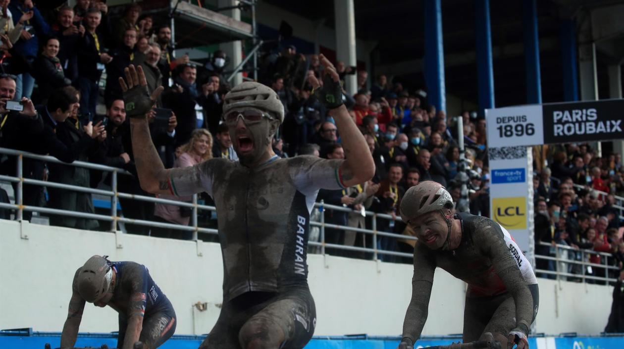 Sonny Colbrelli se impone en la meta del velódromo del Roubaix. 