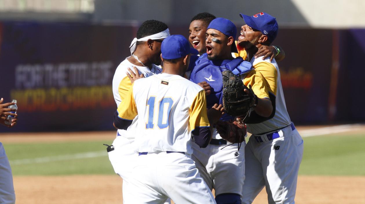 Gustavo Campero celebra con sus compañeros. 