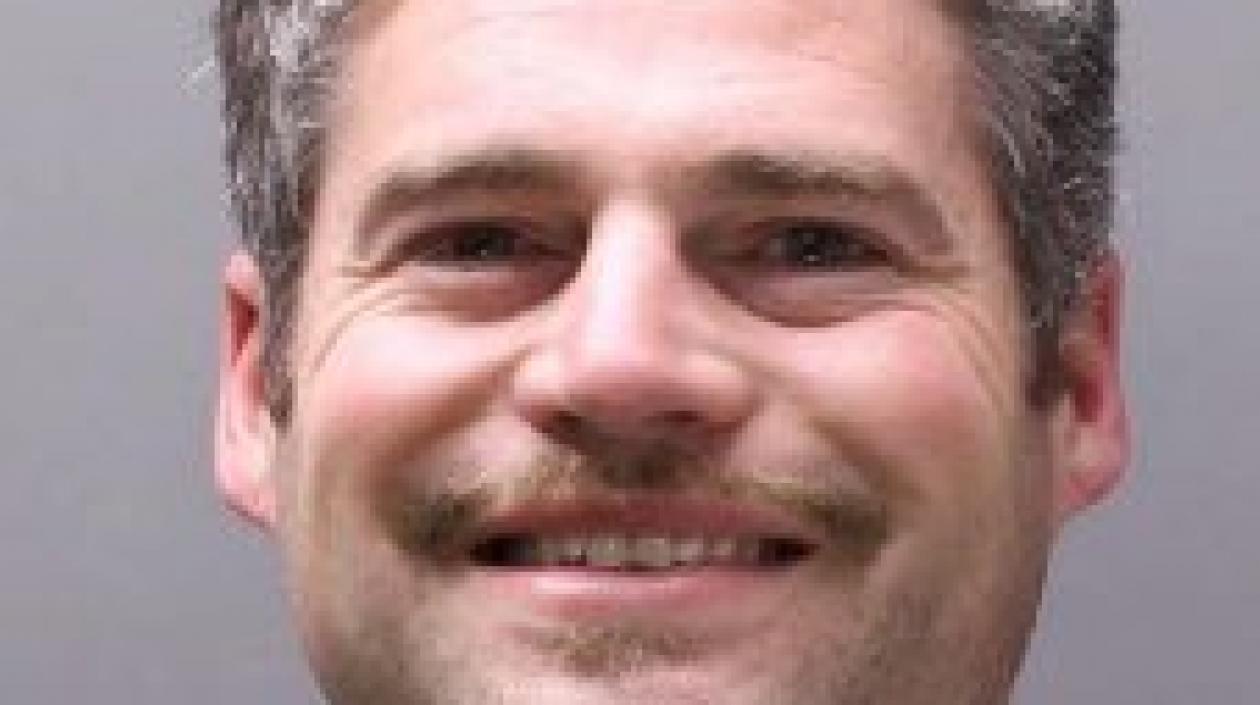 El electricista Shun Runyon