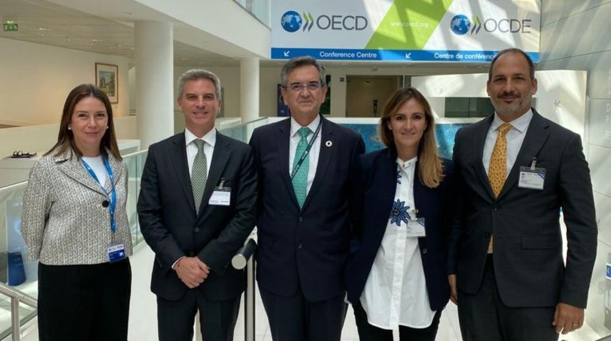 El ministro de Ambiente, Carlos Eduardo Correa, comenzó este lunes una visita oficial a París.