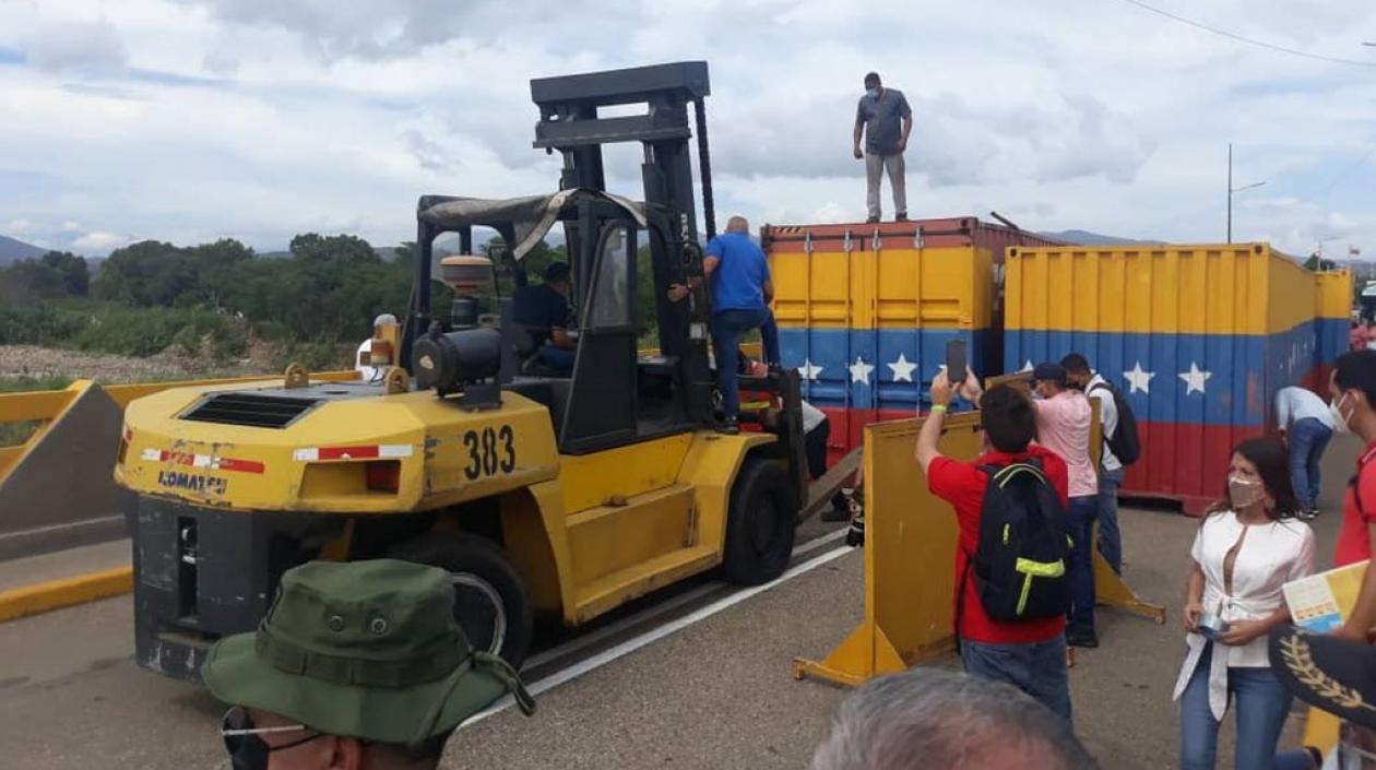 Retiro del contenedor que bloquea la frontera entre Colombia y Venezuela.