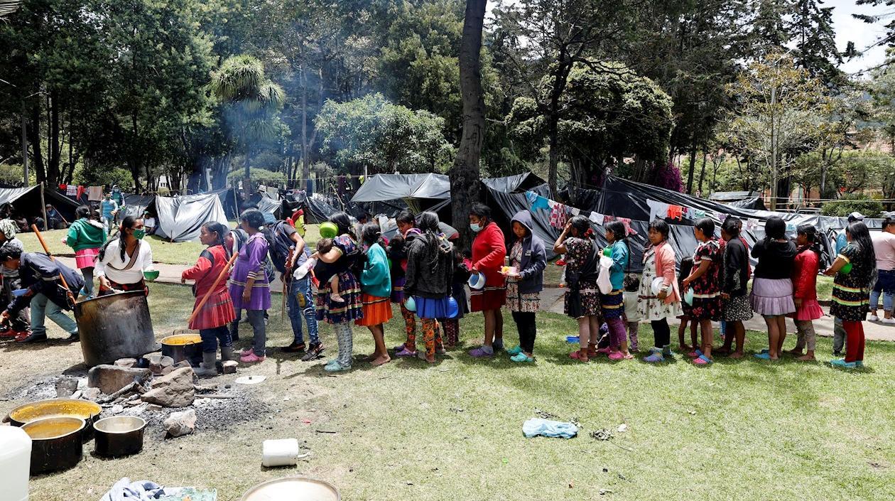 Las mujeres preparan los alimentos en "ollas comunitarias" que luego reparten entre los suyos.