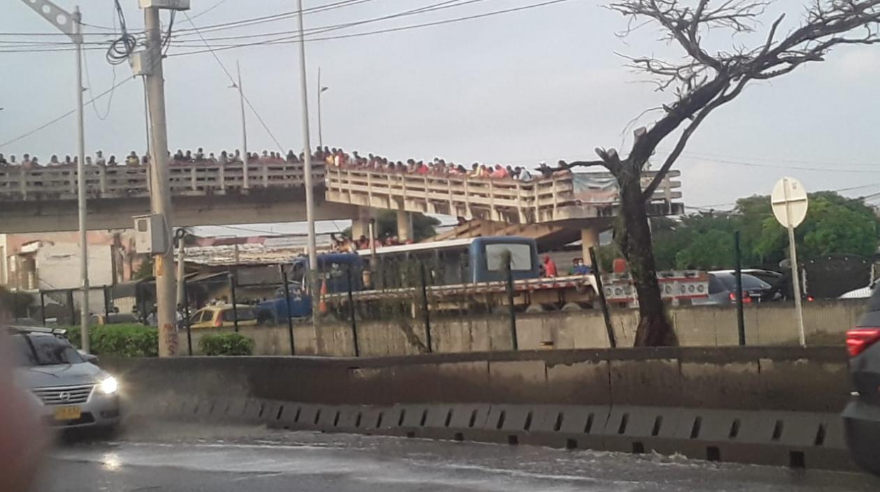 Muchas personas se aglomeraron en el puente peatonal tras el crimen del hombre en la mencionada dirección.