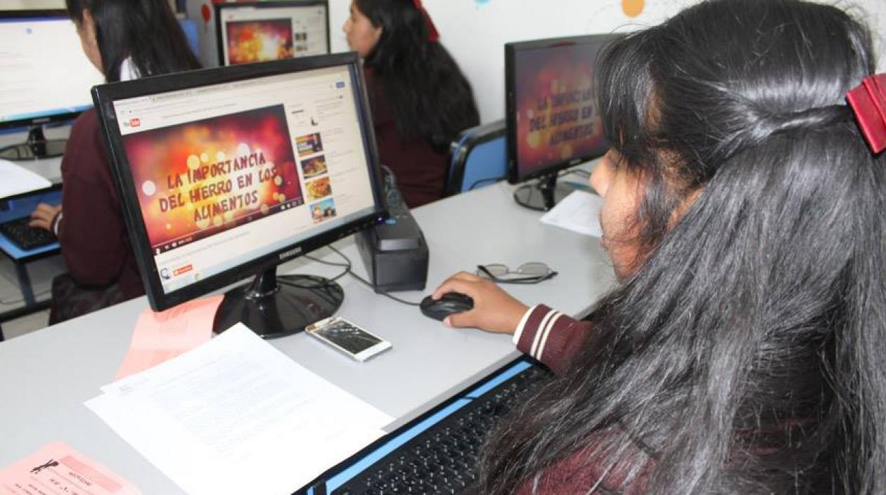 Una de cada tres niñas y mujeres jóvenes afirma que la información falsa afecta su salud mental.