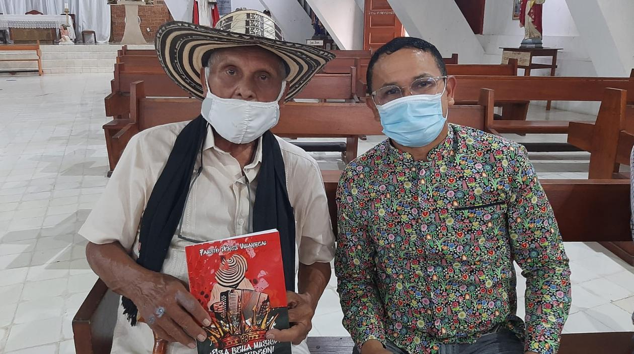 Adolfo Pacheco, inspirador del libro, y el autor Fausto Pérez Villarreal.