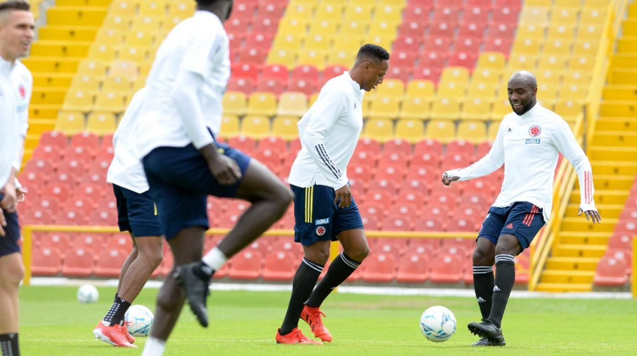 Eder Álvarez Balanta y Yerry Mina, durante un entrenamiento. 