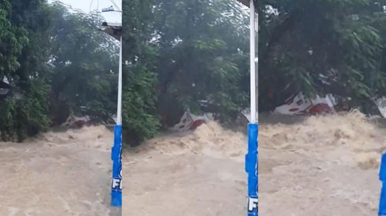 Momento en que el bus fue arrastrado por el arroyo. 