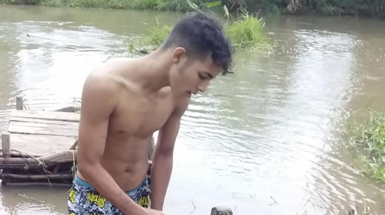Esta foto se la tomaron a Yojhan Daniel Tovar Rivas minutos antes de ahogarse en el caño que se ve al fondo. 