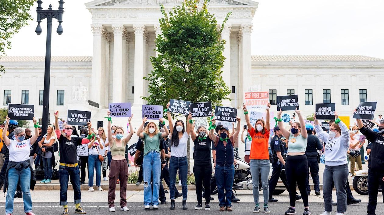 Activistas a favor del aborto se reúnen frente a la Corte Suprema de los Estados Unidos.