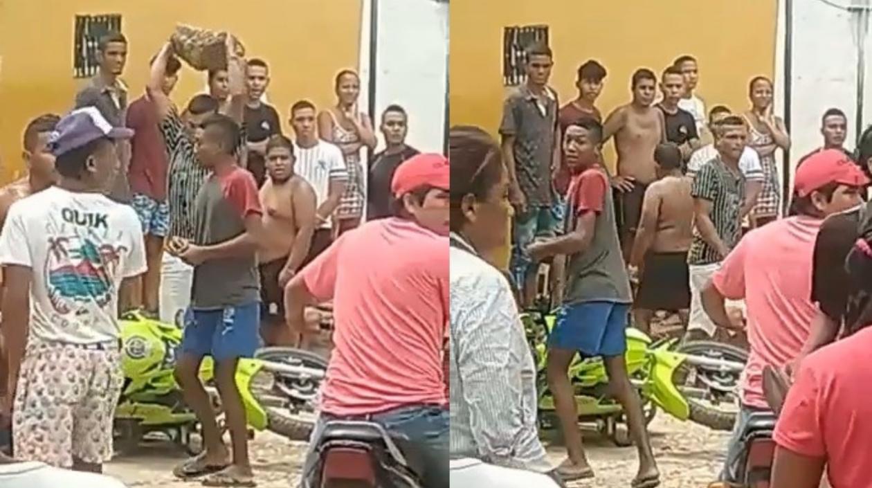 Momento en que la comunidad atacada una patrulla de la Policía. 