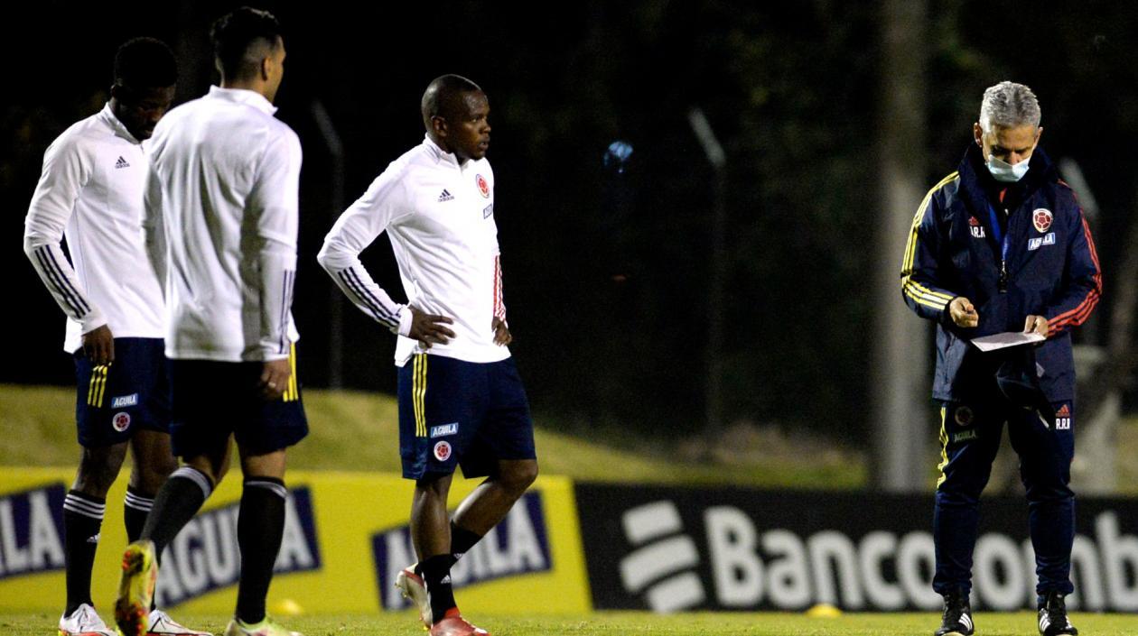 Reinaldo Rueda durante el entrenamiento. 