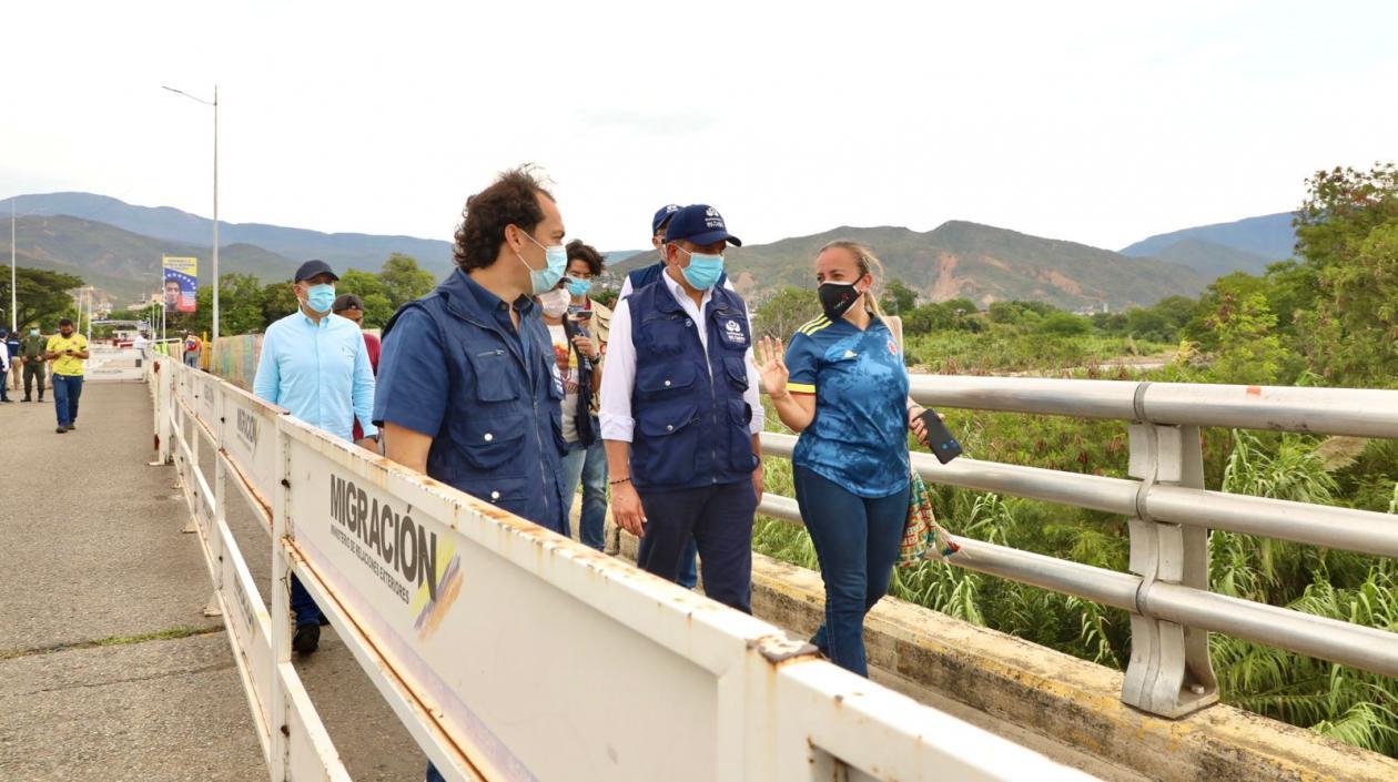 El Defensor del Pueblo, Carlos Camargo (centro).