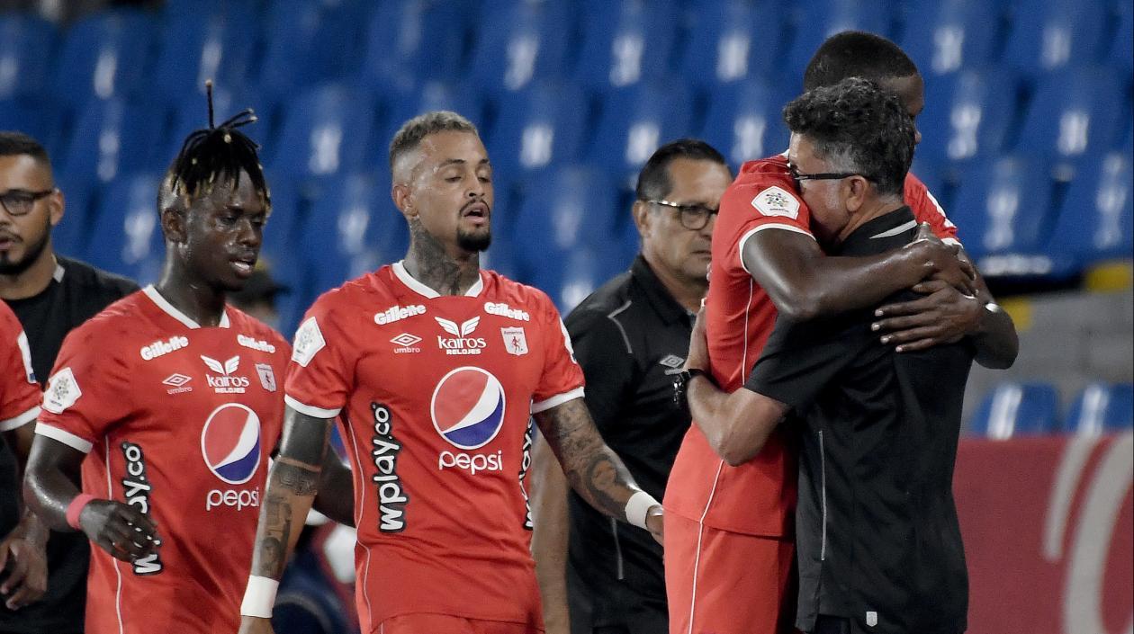 Jugadores del América abrazan a Juan Carlos Osorio. 