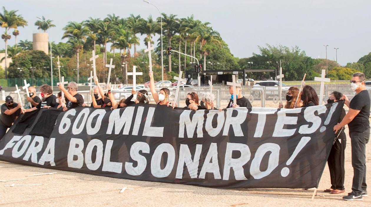 estantes protesta Manifn contra el manejo de la pandemia por parte del Gobierno del presidente Jair Bolsonaro y en homenaje a las 600 mil muertes por Covid-19.