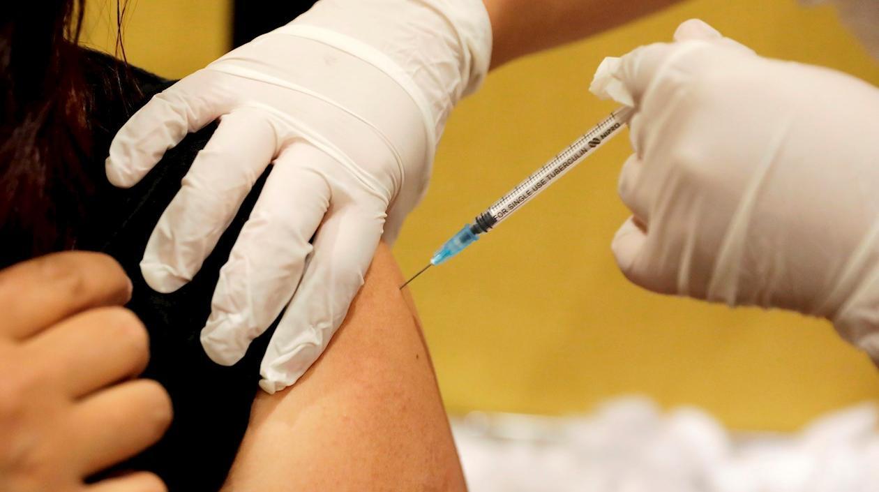 Momento en el que aplican una vacuna para Covid-19 en Bogotá, en fotografía de archivo. 