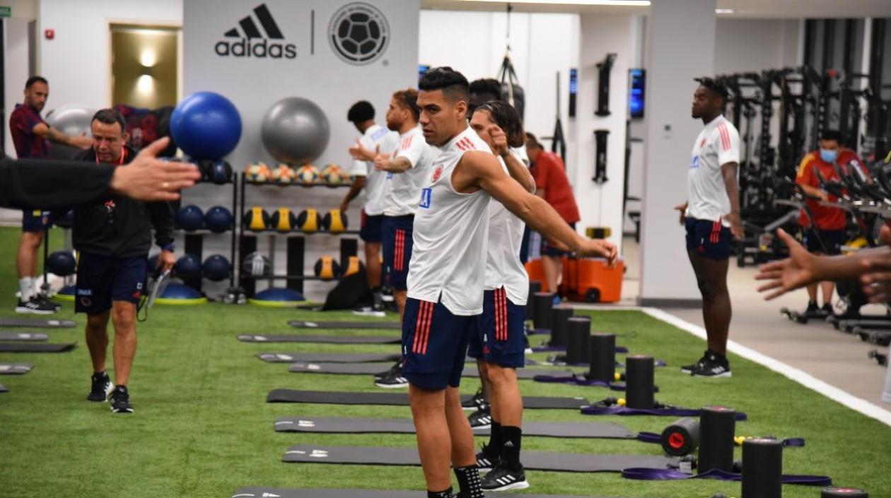 Falcao hace estiramientos en el gimnasio. 