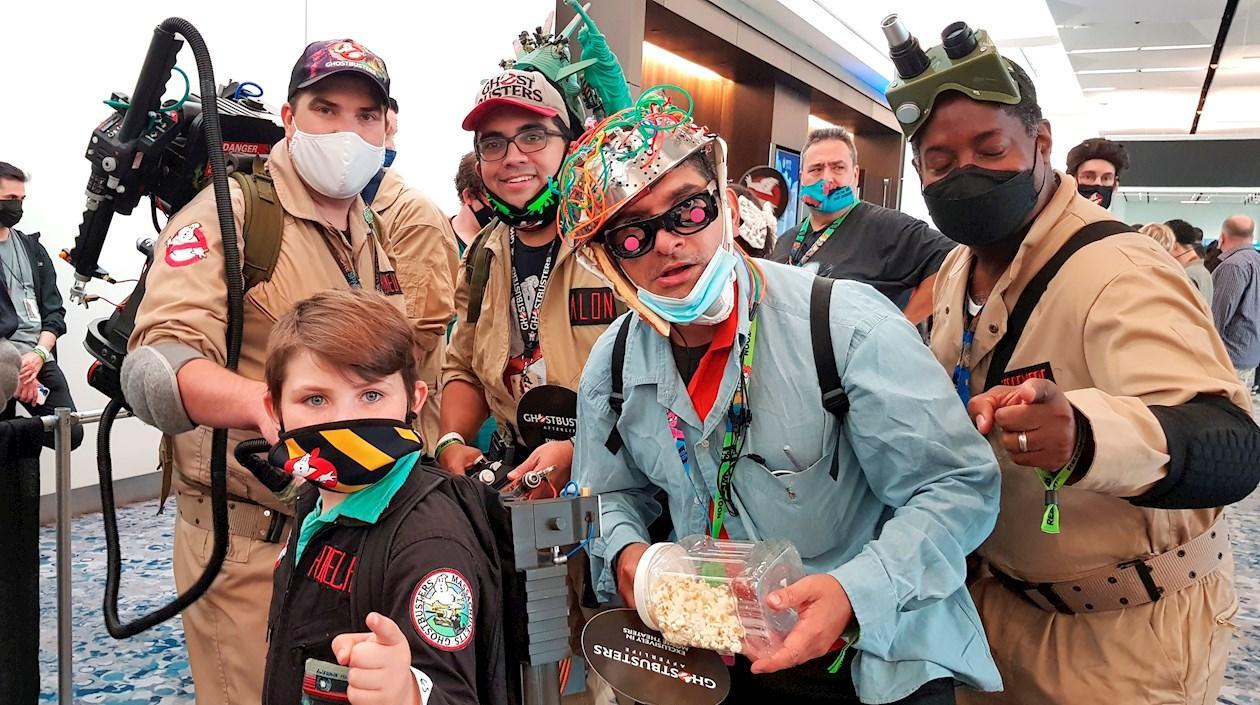 Grupos de personas disfrazadas como los protagonistas de la película "Ghostbusters" (Cazafantasmas) esperan la llegada de los actores para la proyección de la nueva cinta ayer, en el Comic-Con de Nueva York