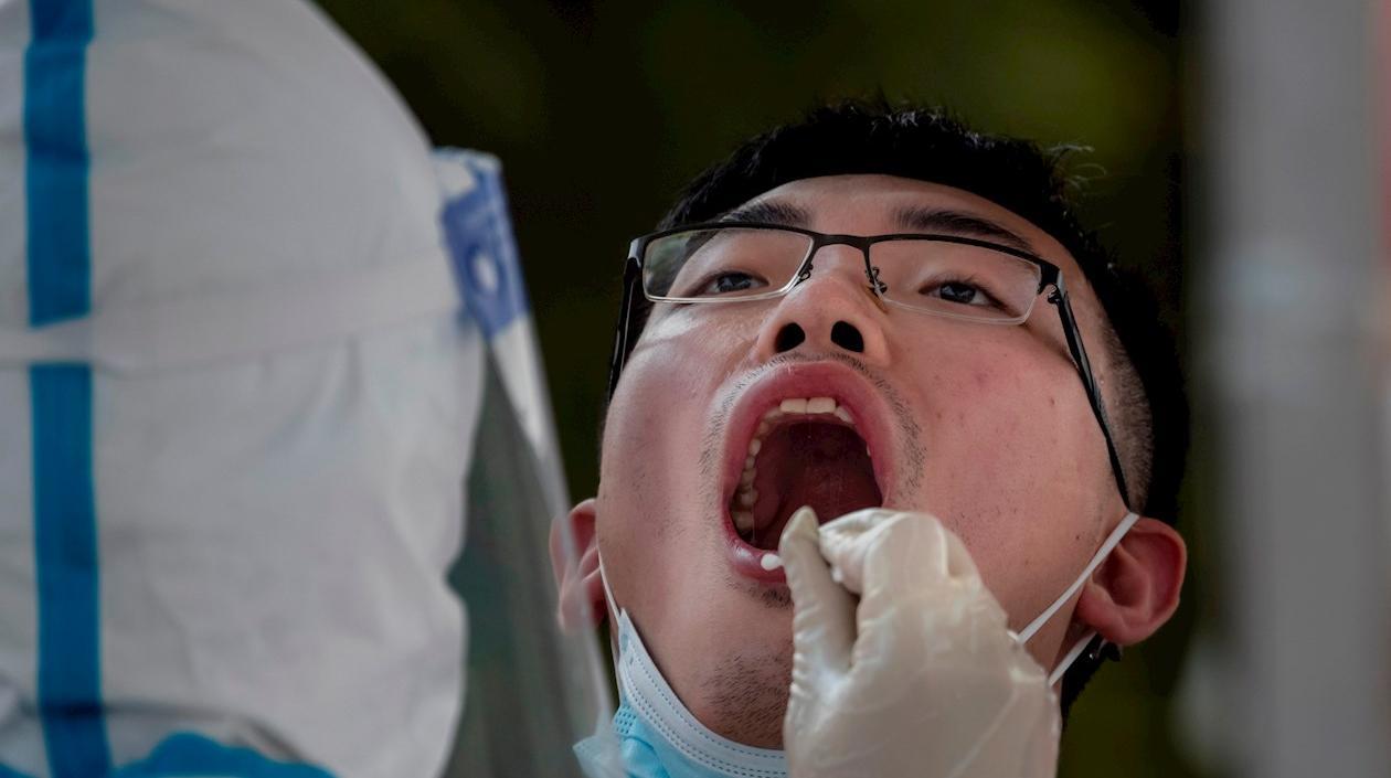 El número total de contagiados activos en la China continental asciende a 713.