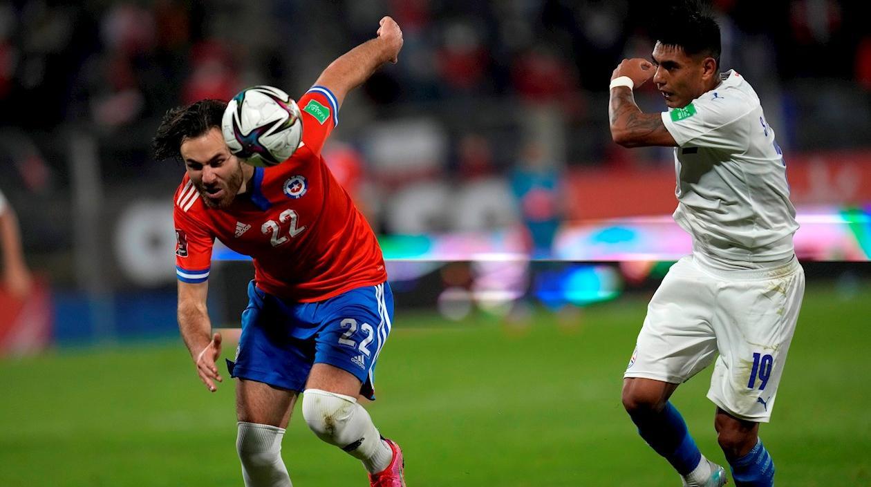  Ben Brereton de Chile disputa el balón con Santiago Arzamendia de Paraguay hoy, en un partido de las eliminatorias sudamericanas para el Mundial de Catar 2022 entre Chile y Paraguay.