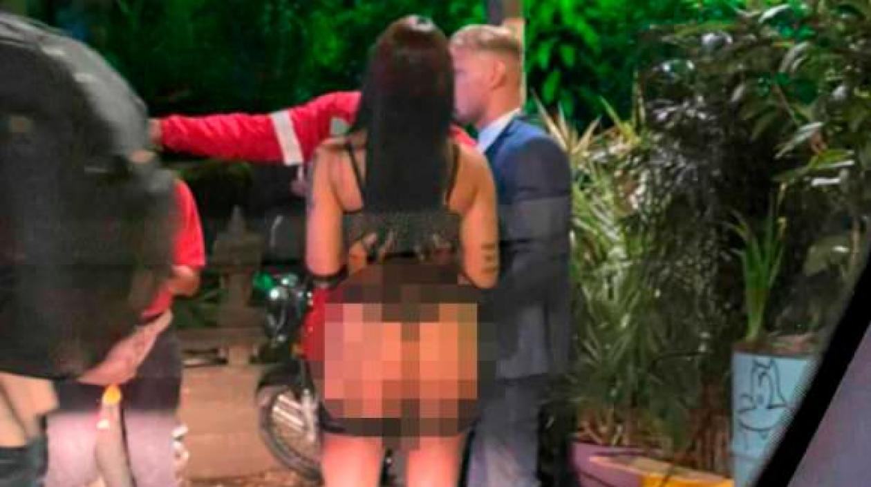 La mujer, que sólo vestía lencería negra, llevaba una cadena atada a su cuello que era sostenida por el ciudadano holandés.