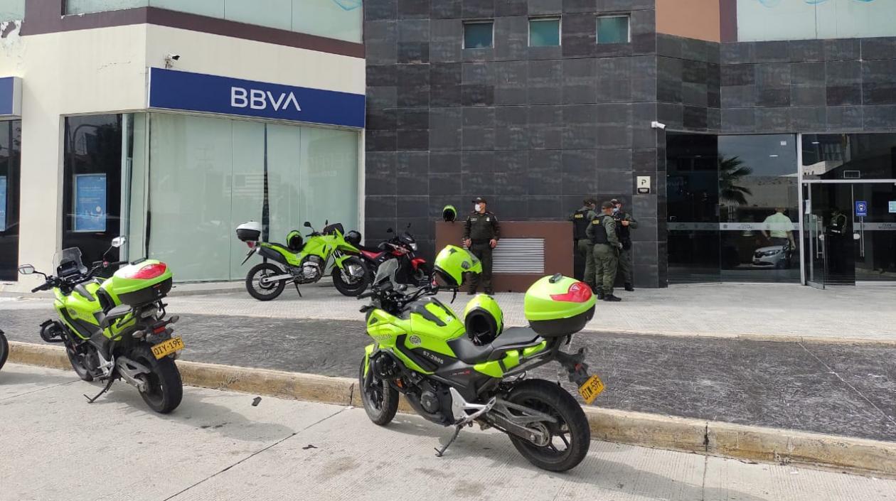 La Policía en el lugar del frustrado asalto al banco. 