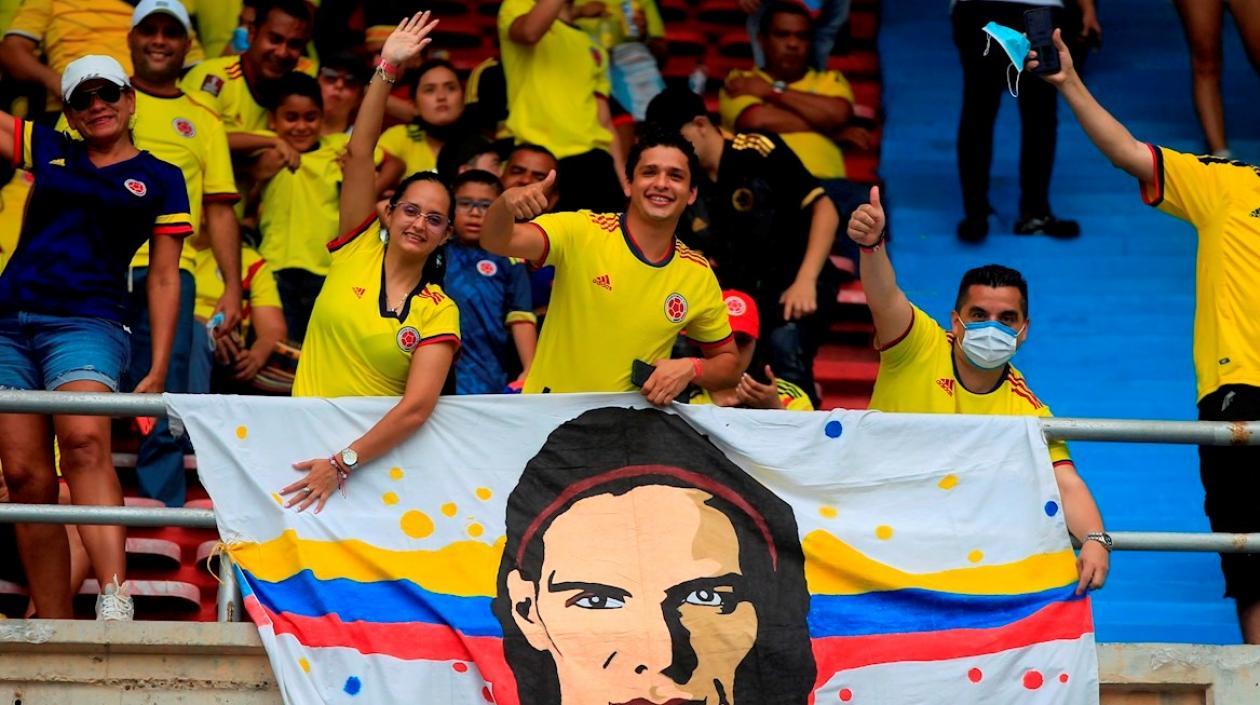 El tapabocas quedó en las manos y no en los rostros de los aficionados en el Metropolitano.