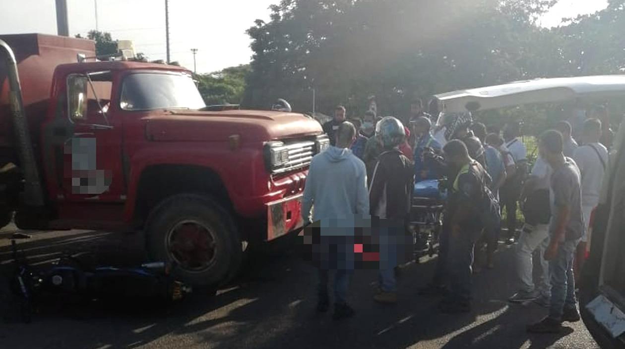 Momento en que el motociclista era auxiliado por paramédicos. 