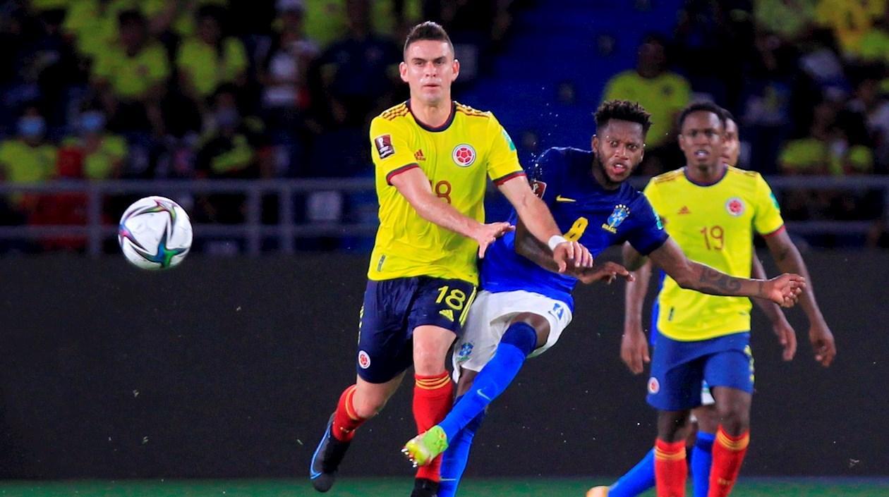 Rafael Santos Borré luchando ante el brasileño Fred.