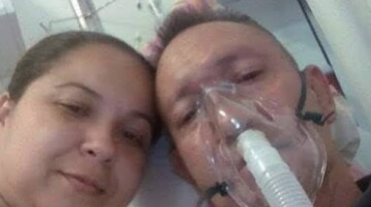 El paciente Víctor Escobar (derecha).