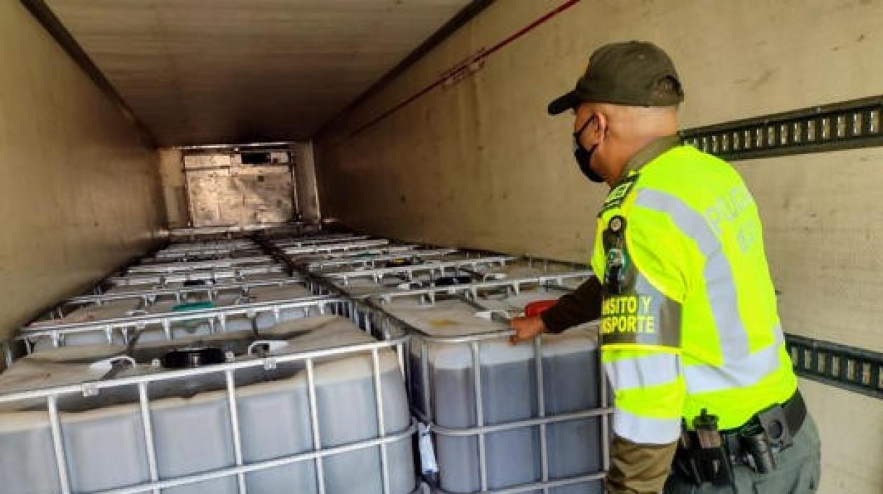 Cocaína líquida incautada por la Policía. 