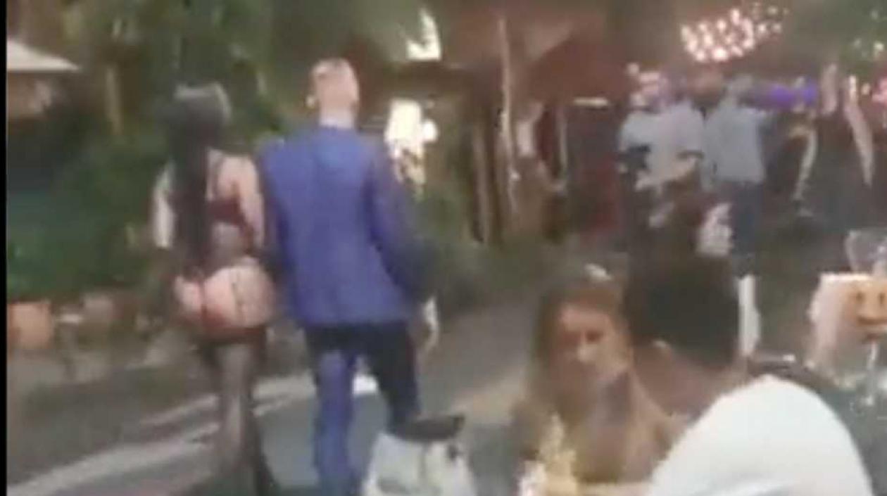 El holandés paseando con la mujer semidesnuda.
